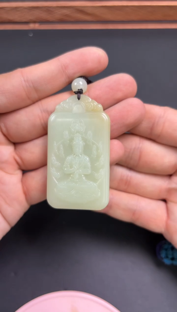 【闪购商品】和田玉吊坠(赠链)未镶嵌且末微色差迪克兰二细吊坠