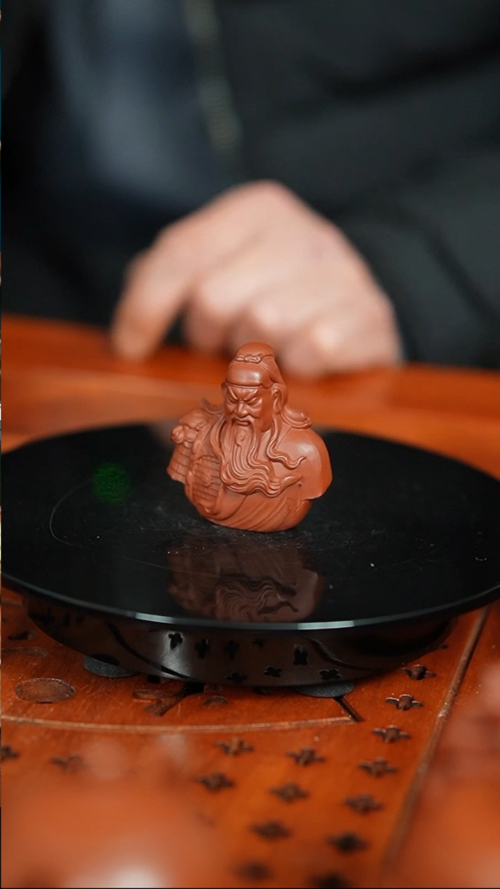 【闪购商品】紫砂茶宠朱泥刻绘关公精品摆件