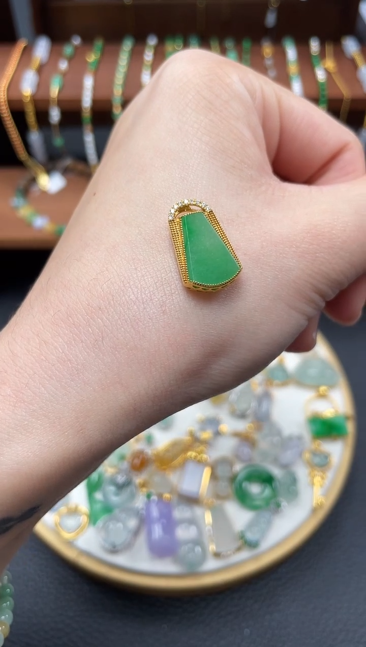 【闪购商品】翡翠吊坠(不含链)18K金镶嵌一个 JK469