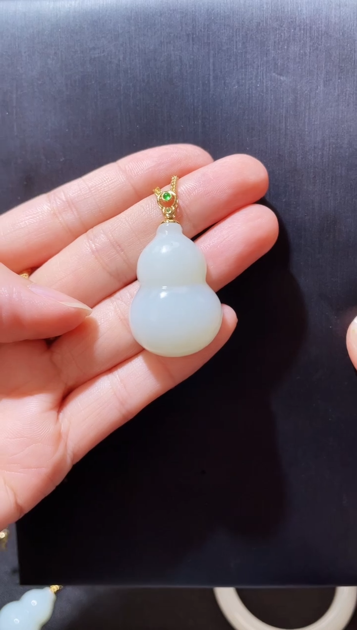 吊坠(赠链)18K金镶嵌和田玉多样性发一