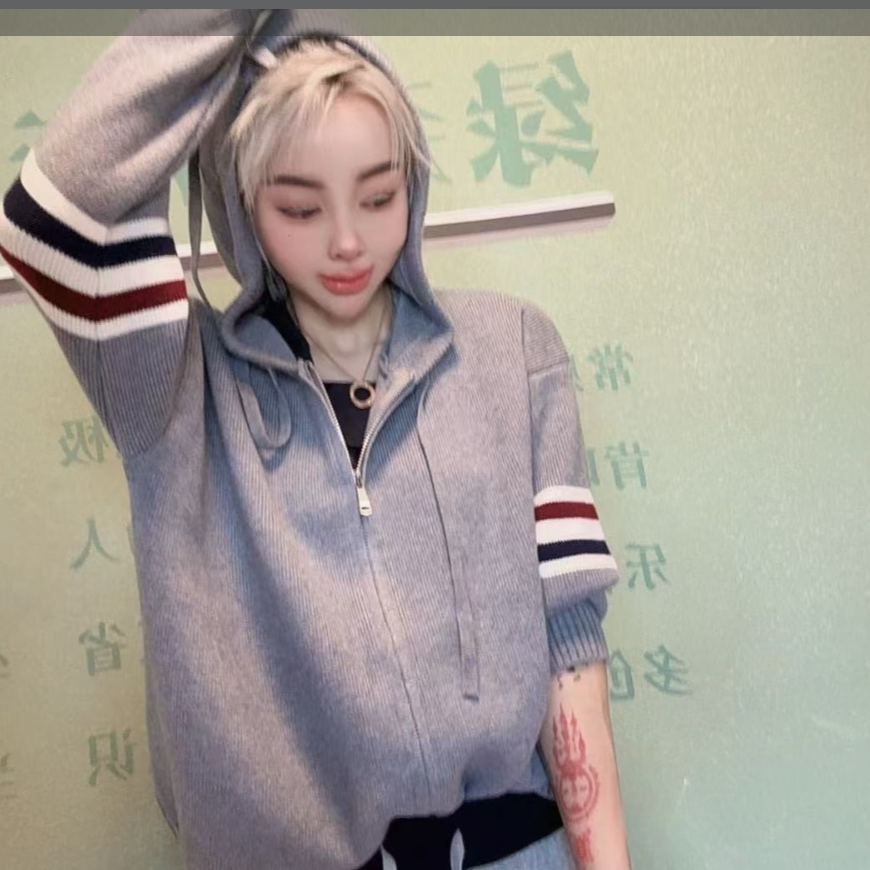 潮流款灰色双袖彩条连帽毛衣