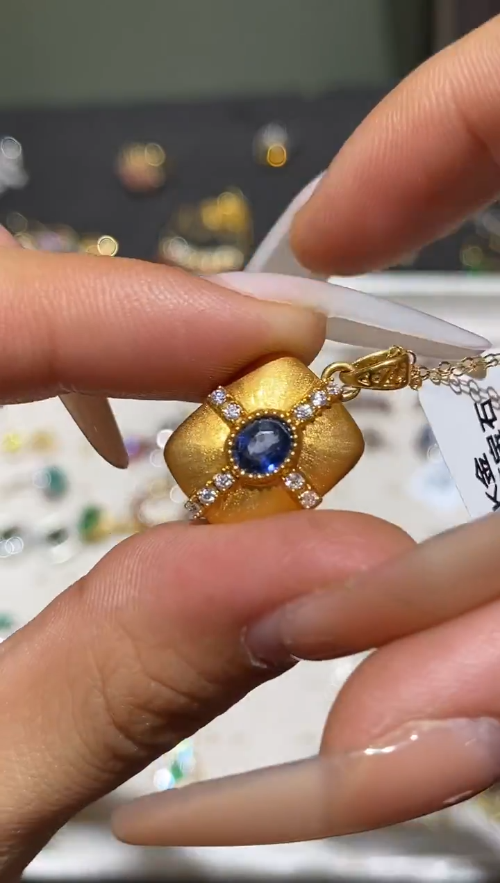 颈饰蓝宝石18K金镶嵌吊坠