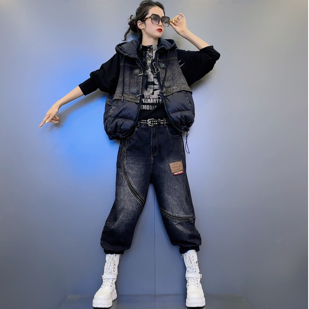 Y22【黑 安可拉红 咖】色牛仔拼接羽绒马甲-斜边拉链黑灰色牛仔裤