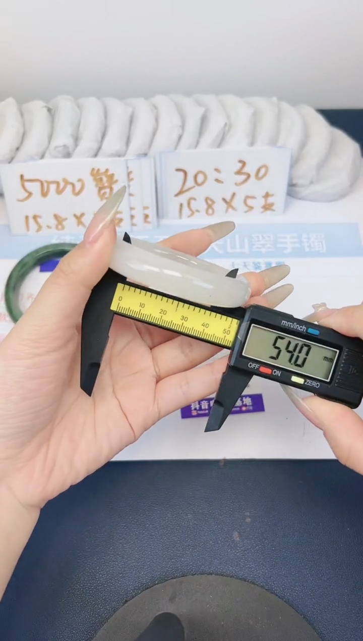 【闪购商品】石英质玉手镯合金62-54