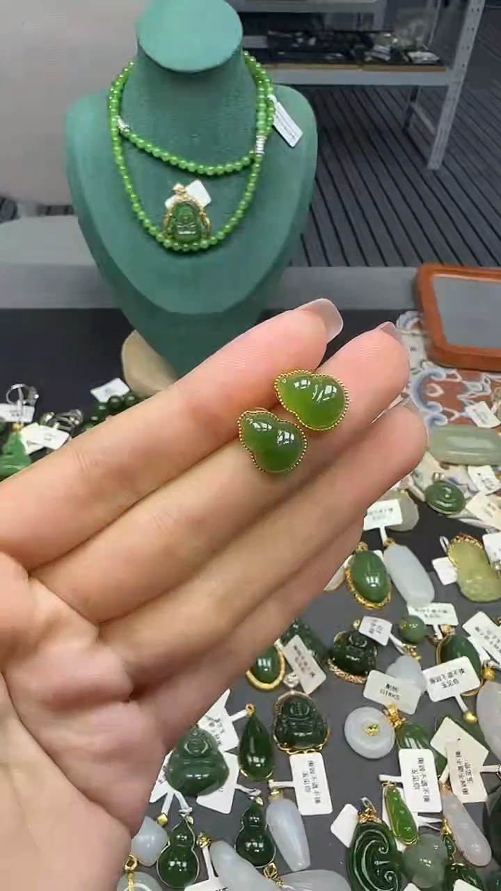 18K金镶嵌和田玉耳饰1