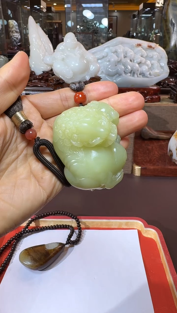 未镶嵌和田玉把件黄口狮子手把