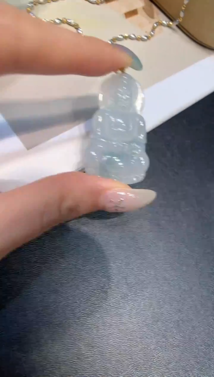 颈饰18K金镶嵌翡翠观音