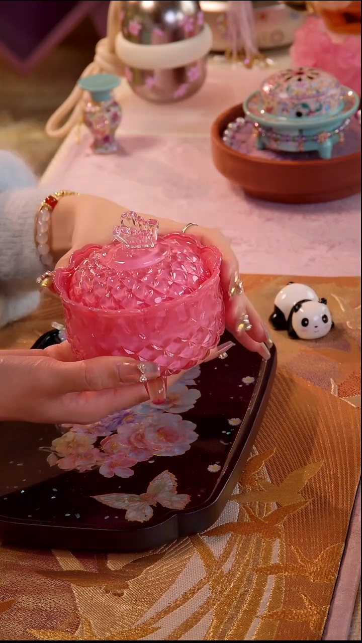 粉色玻璃首饰罐+花朵香氛蜡 如图所示