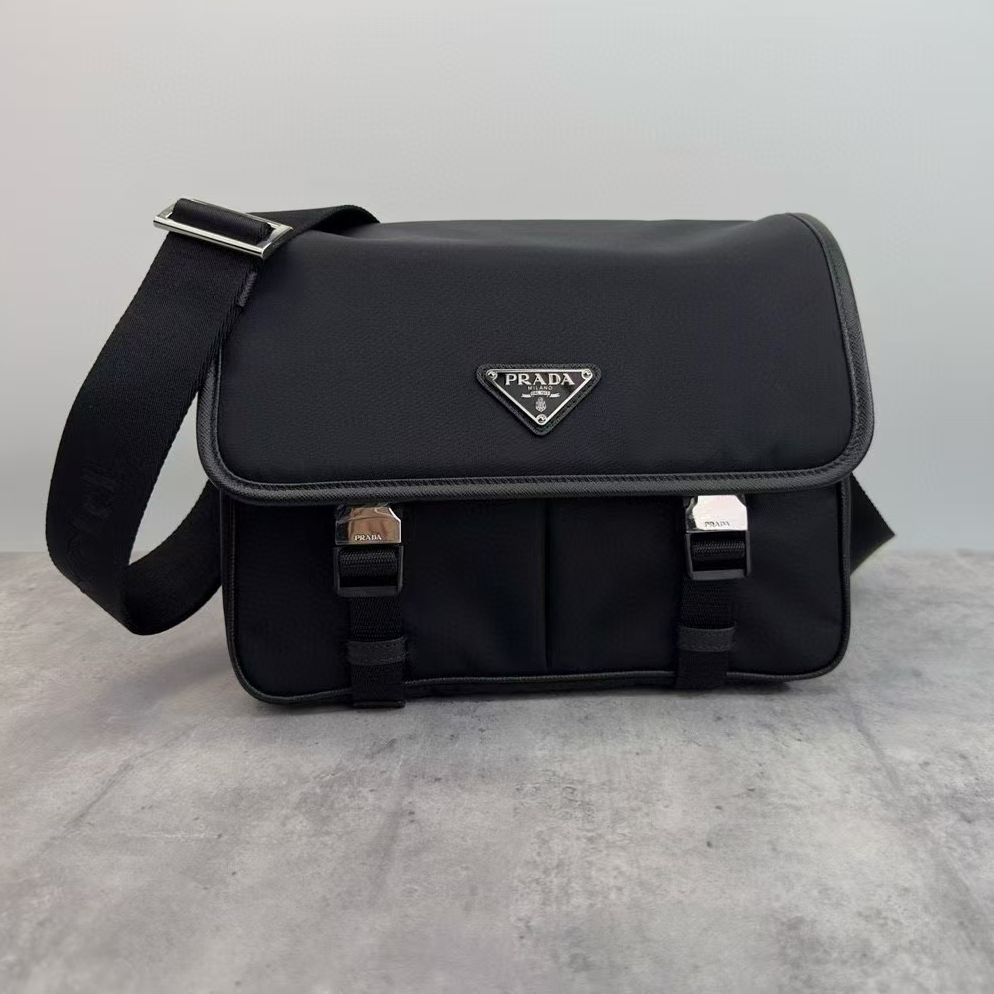 99新 Prada/普拉达 尺寸32/22大号经典时尚黑色尼龙双扣斜挎包