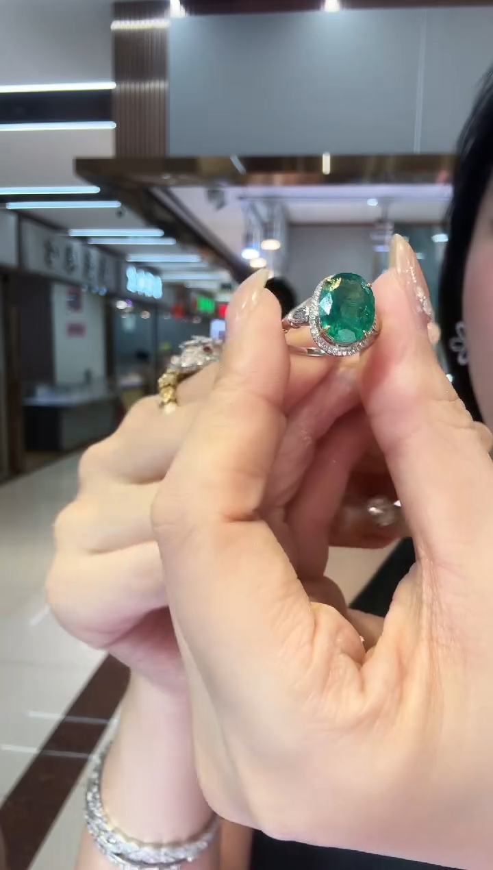 18K金镶嵌戒指祖母绿3.80ct