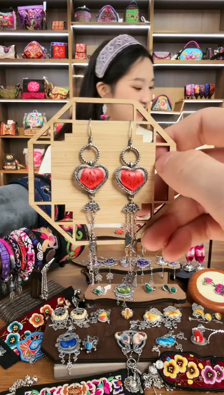 【闪购商品】织绣109蒙阿苏苗绣传承1