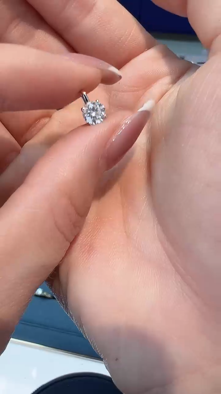 【闪购商品】61分吊坠18K金镶嵌钻石多样性发一