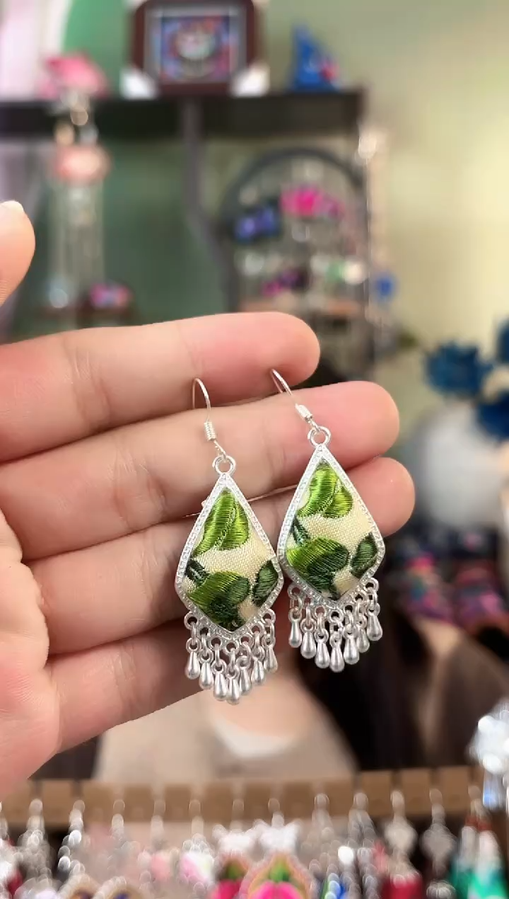 彩云南阁非遗老绣苗银饰品468