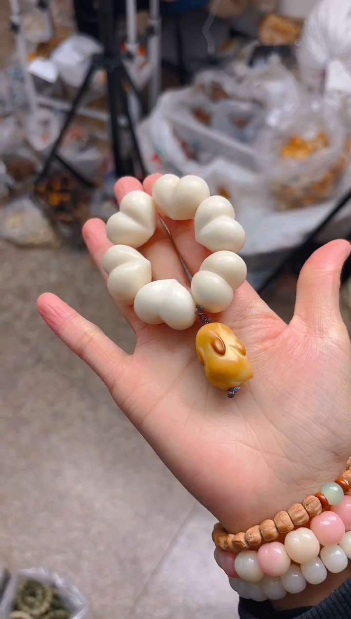 吊坠菩提根/象牙果白色爱心手捻  黄色兔