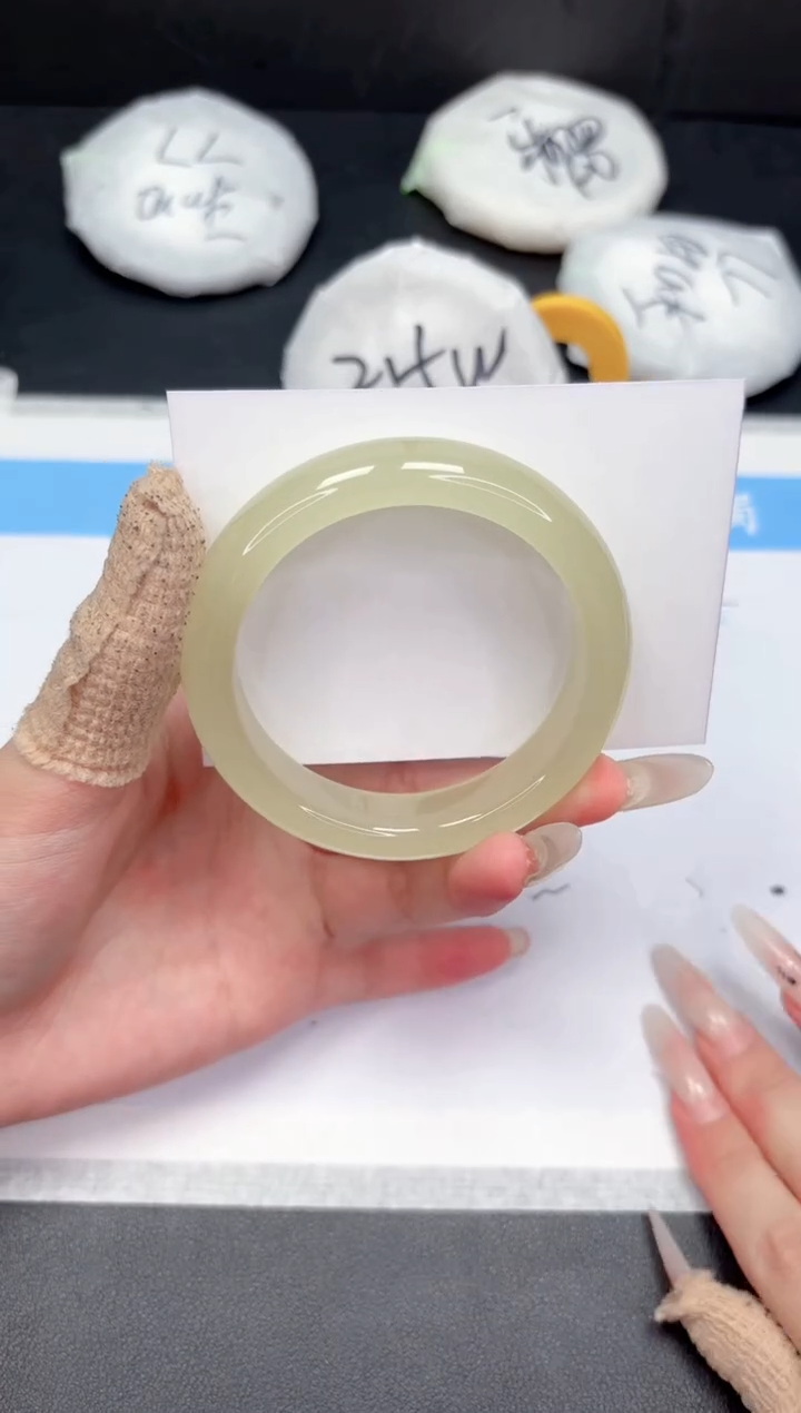 【闪购商品】石英质玉手镯未镶嵌300-56.3