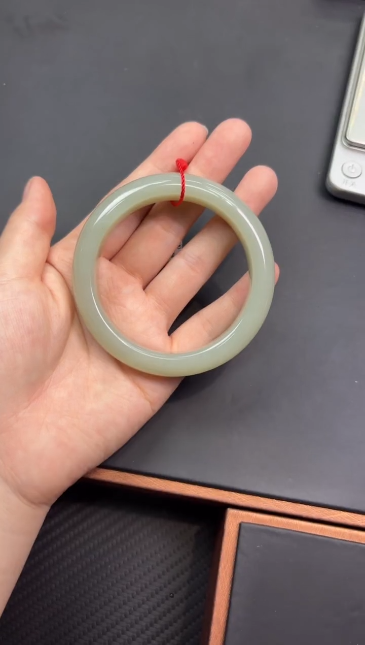 【闪购商品】和田玉手镯未镶嵌且末微色差近矿59+