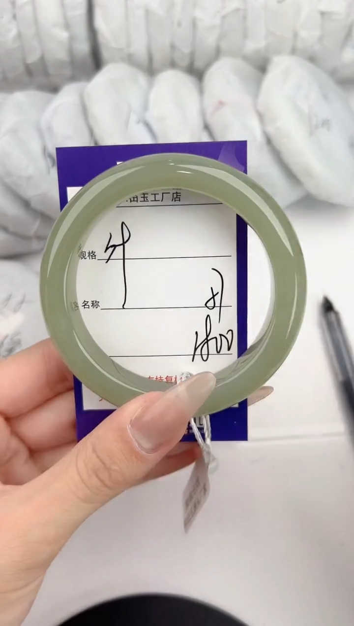 【闪购商品】和田玉手镯未镶嵌39颜色微差无瑕疵