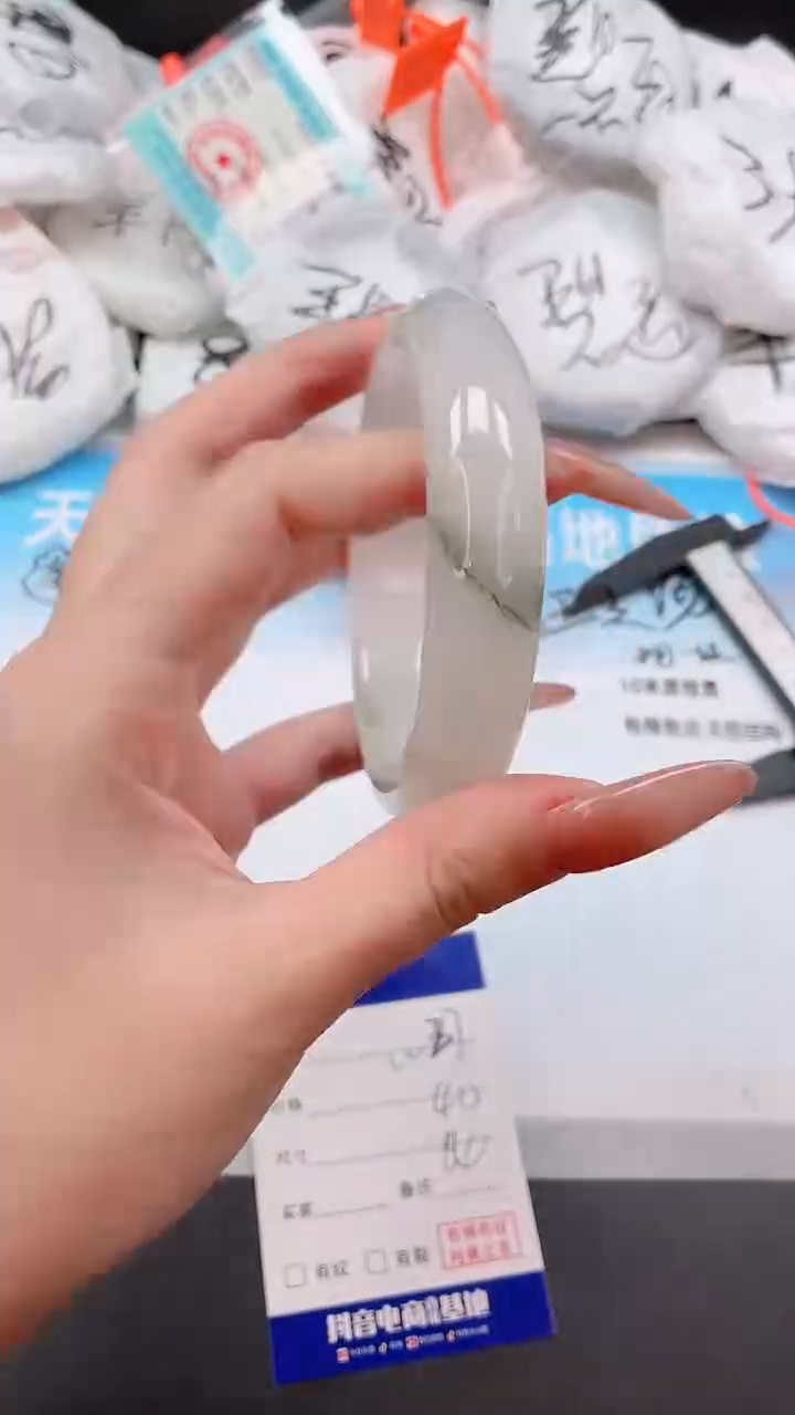 未镶嵌手镯石英质玉13W27-64