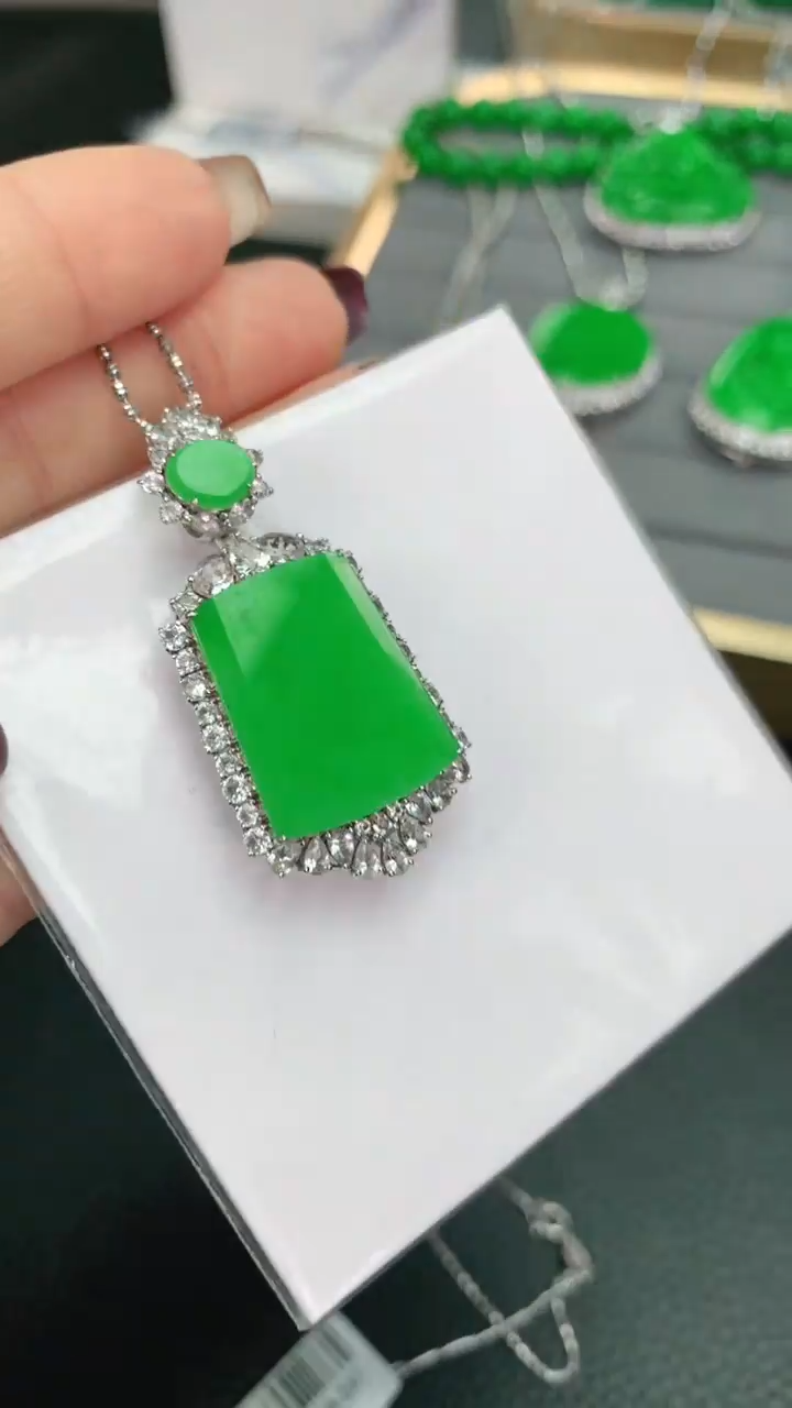 【闪购商品】翡翠颈饰18K金镶嵌赠礼盒证书