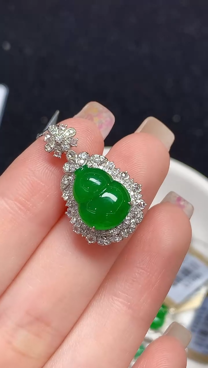 吊坠(不含链)18K金镶嵌翡翠多样性发其一