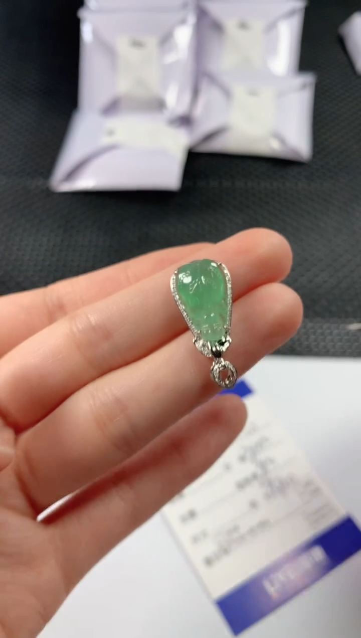 【闪购商品】翡翠颈饰18K金镶嵌1111111111