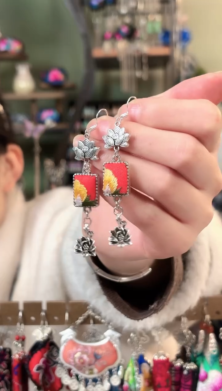 彩云南阁非遗老绣苗银饰品685