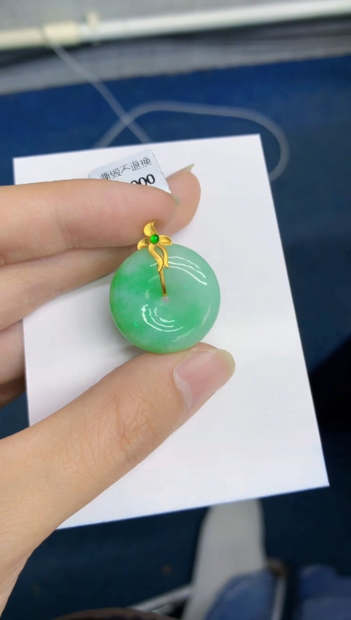 翡翠18K金镶嵌颈饰        1