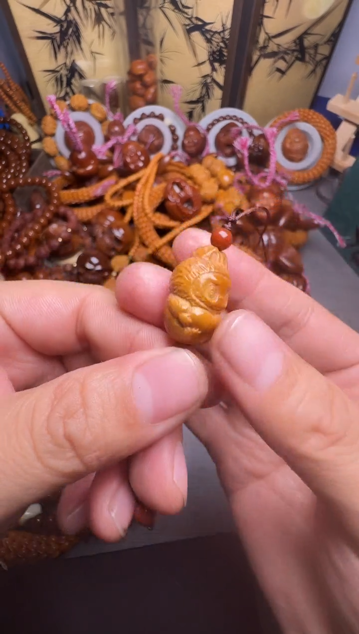 手串橄榄核拉布布