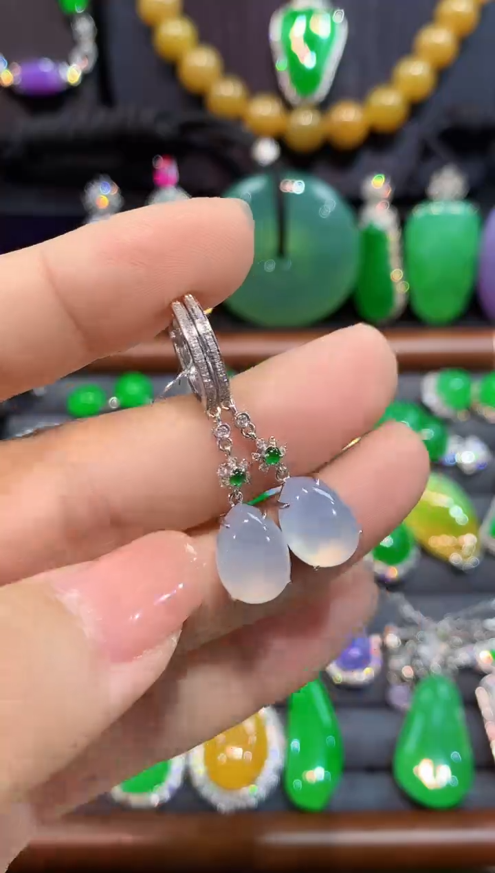 18K金镶嵌翡翠耳饰耳包