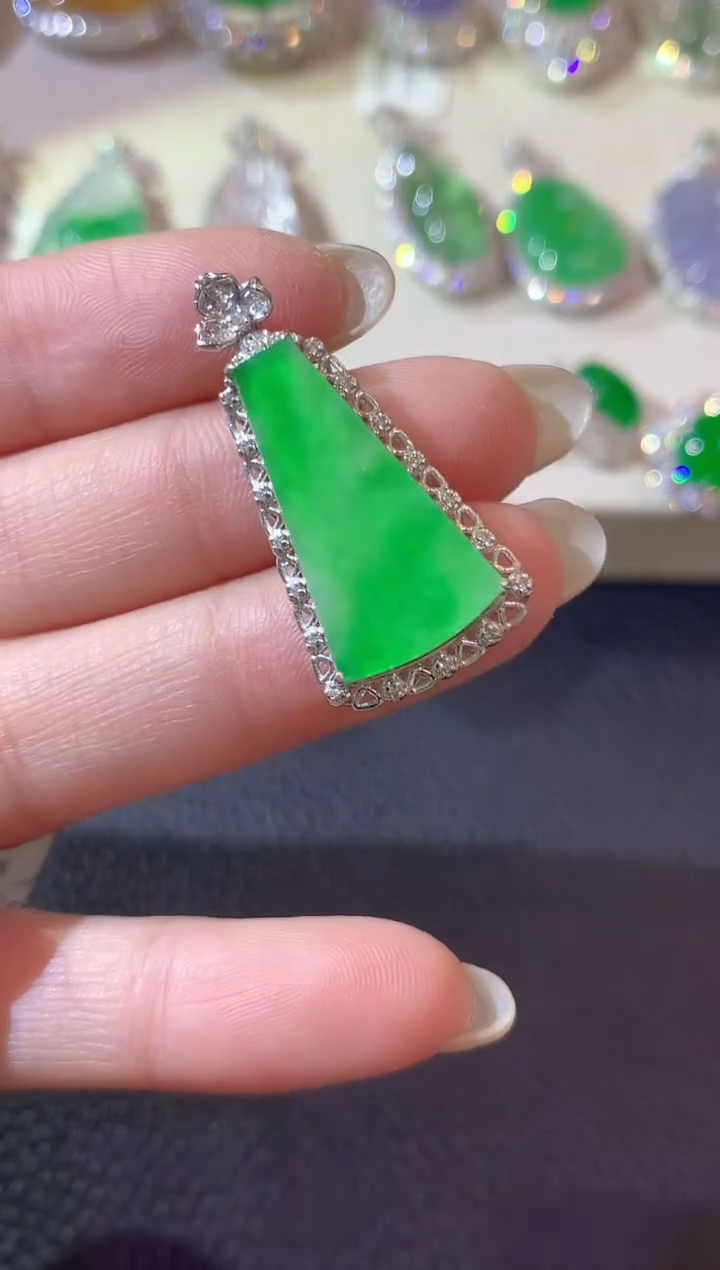 【闪购商品】翡翠吊坠(不含链)18K金镶嵌C68