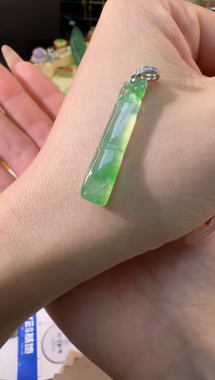 【闪购商品】翡翠颈饰18K金镶嵌缅甸翡翠A货吊坠