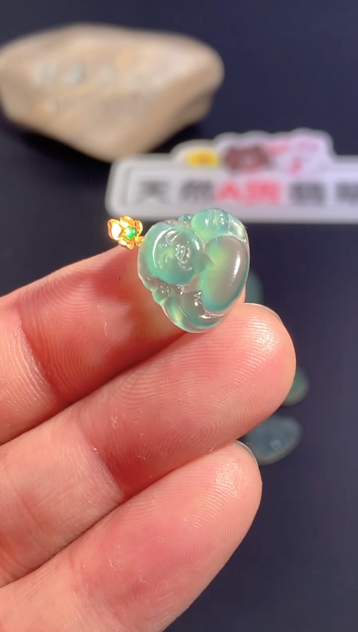 颈饰18K金镶嵌翡翠   