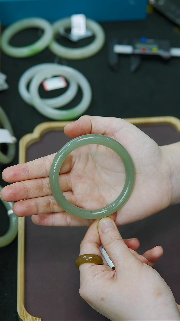 未镶嵌手镯和田玉56-57圈口高冰湖水绿手镯