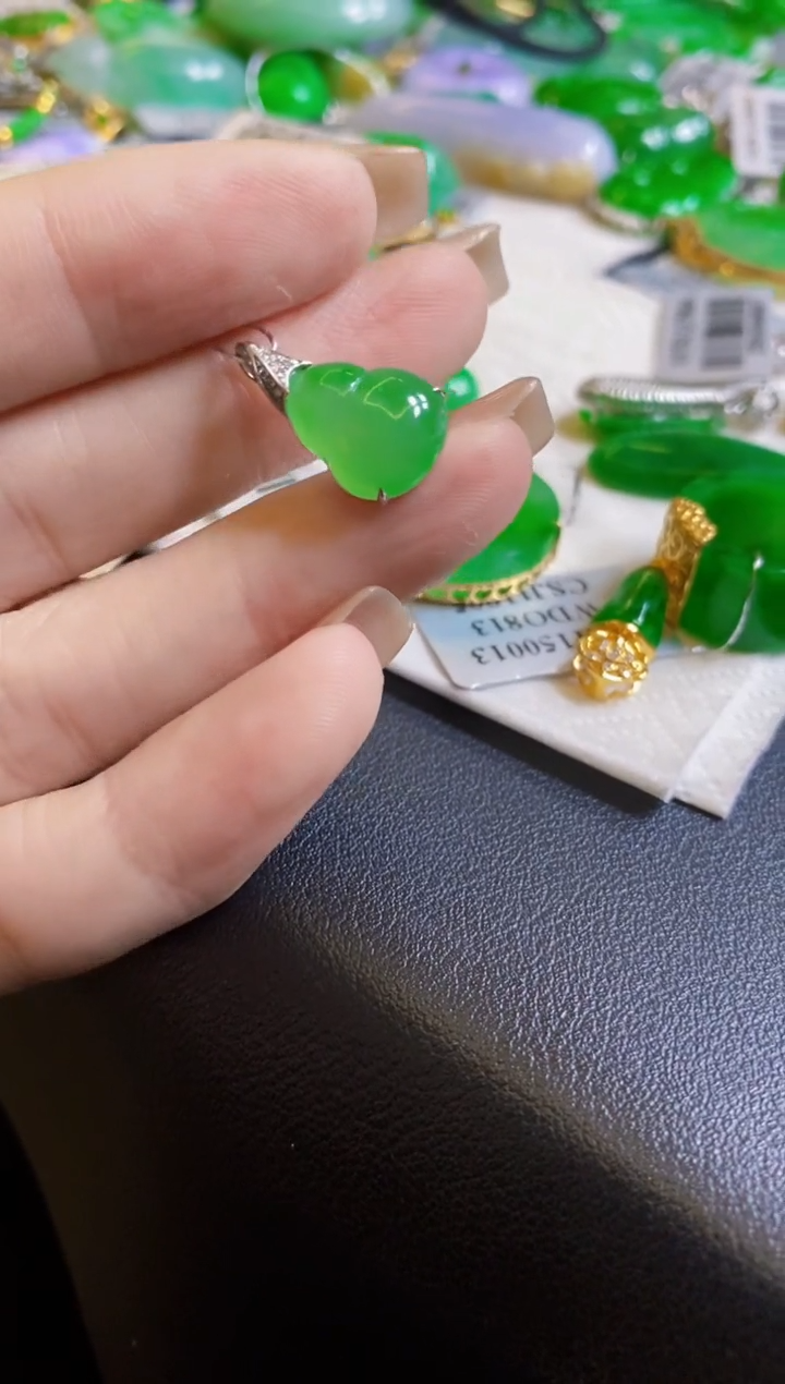 【闪购商品】定制翡翠18K金镶嵌吊坠