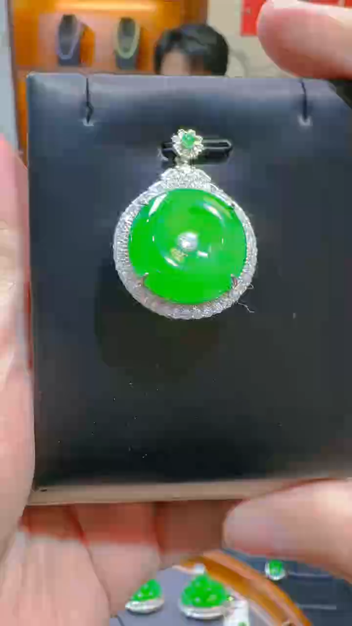 【闪购商品】翡翠吊坠(赠链)银S925镶嵌天然A货翡翠