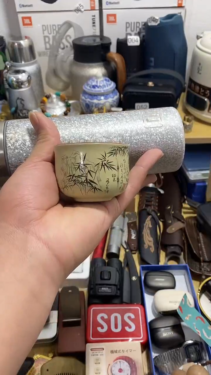 手工艺品琉璃闪购商品如图所示