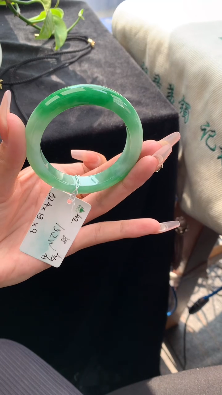 【闪购商品】翡翠手镯未镶嵌女神节#送礼#，下单联系客服核对地址~