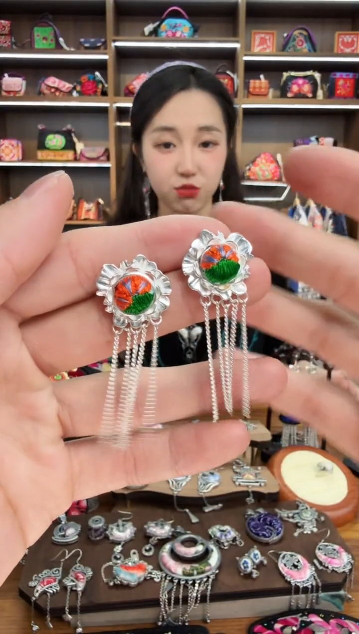 【闪购商品】织绣78蒙阿苏苗绣传承