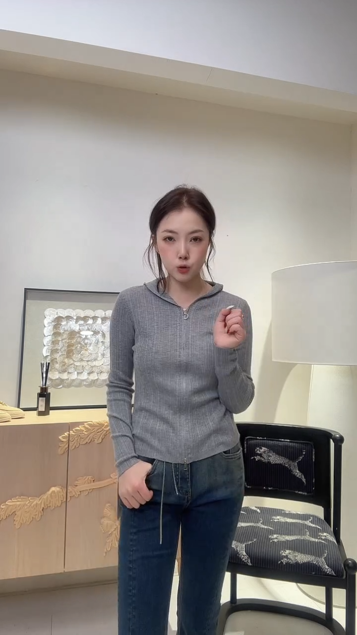 连帽灰色拉链羊毛衫