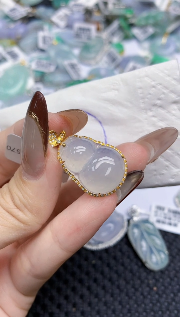 颈饰18K金镶嵌翡翠   天然翡翠A货  百元以上9米证书费自理