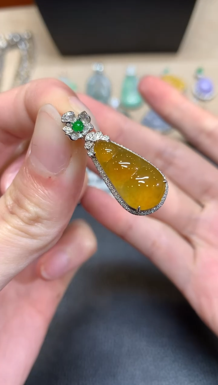 【闪购商品】翡翠颈饰18K金镶嵌福豆【无服务费】