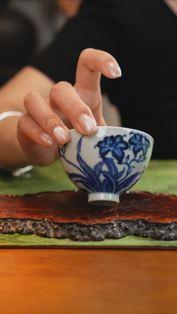 景德镇青花花草鸡心杯