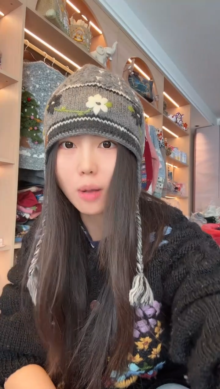 灰色单辫护耳帽 