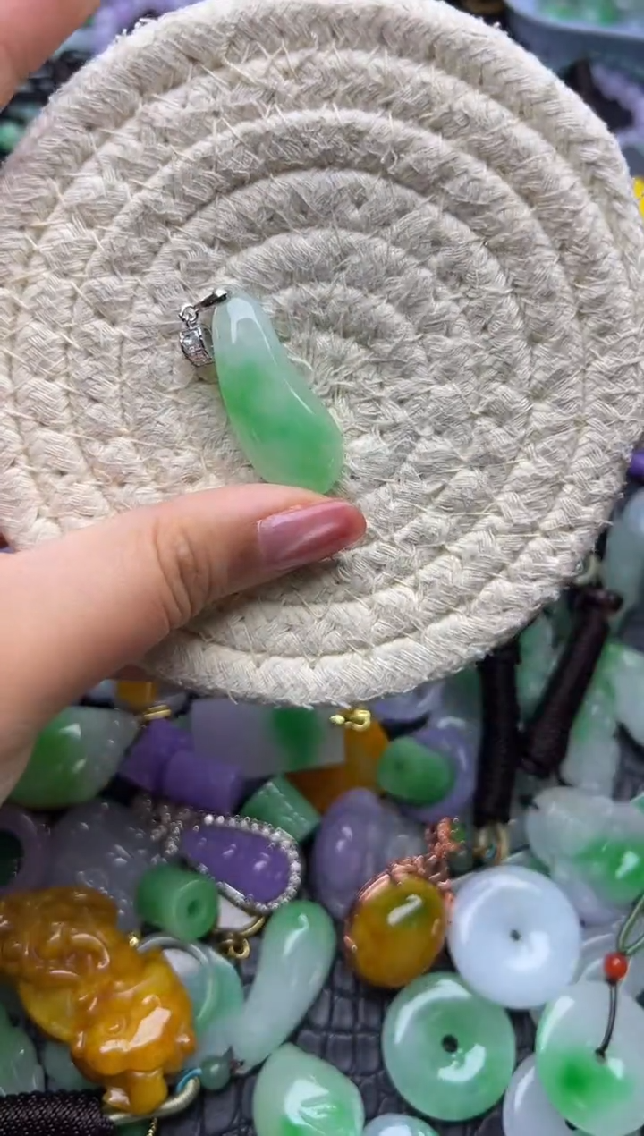 颈饰未镶嵌翡翠天然缅甸翡翠吊坠