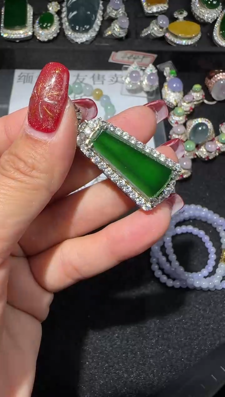 【闪购商品】翡翠吊坠(赠链)未镶嵌多样性发货拍一发一