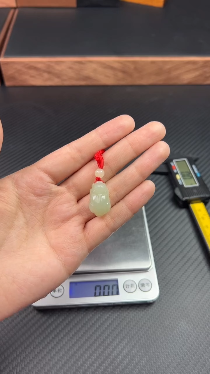【闪购商品】和田玉吊坠(赠链)未镶嵌且末微色差近矿