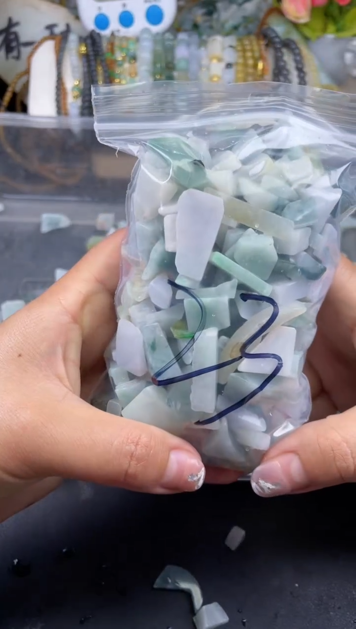 【闪购商品】翡翠颈饰未镶嵌天然翡翠边角小号500克23