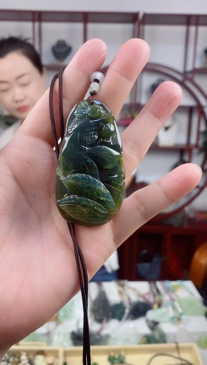 未镶嵌岫玉颈饰1