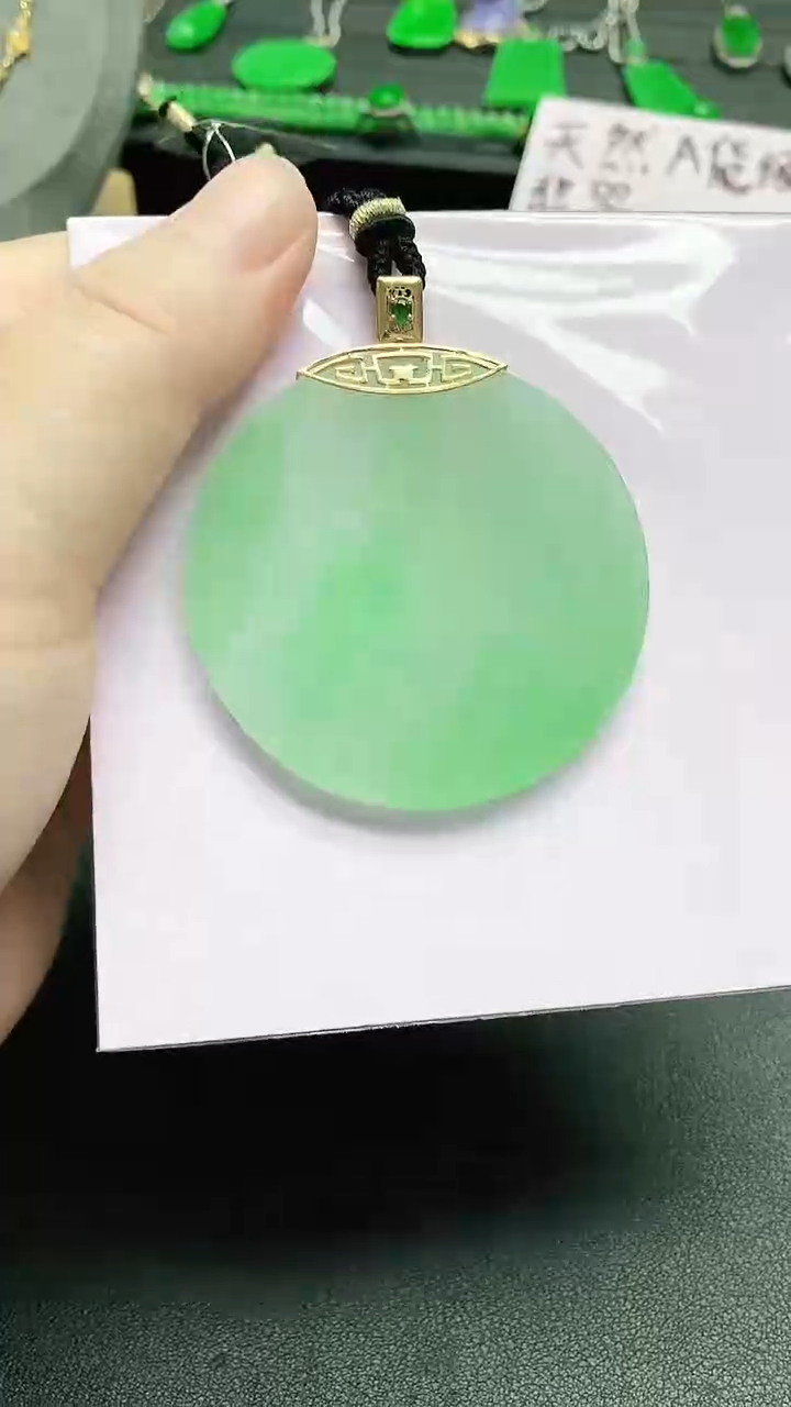 颈饰18K金镶嵌翡翠赠礼盒证书