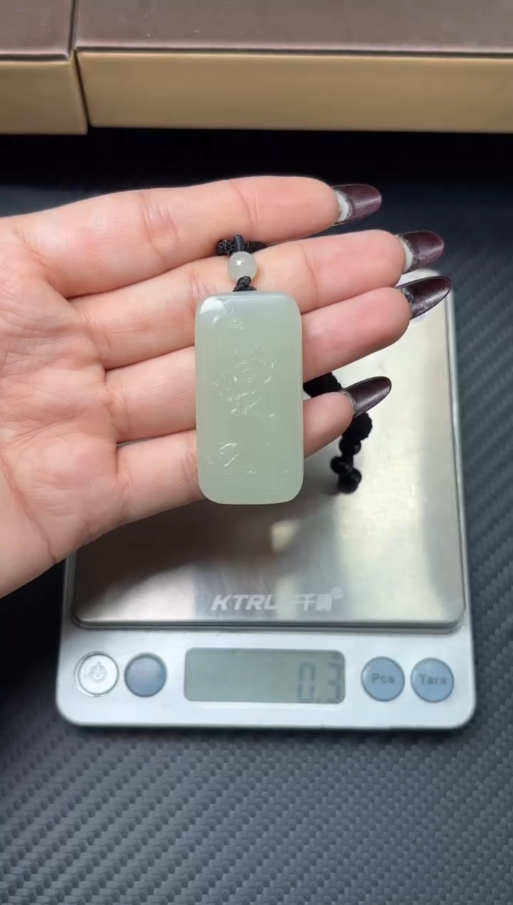 吊坠(赠链)未镶嵌和田玉且末迪克兰一细微色差吊坠